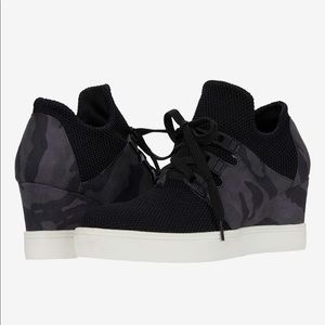 Mia Kade-N Sneaker Wedges Black/Night Camo